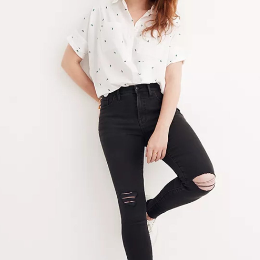 9" High-Rise Skinny Jeans in Black With Distressing
